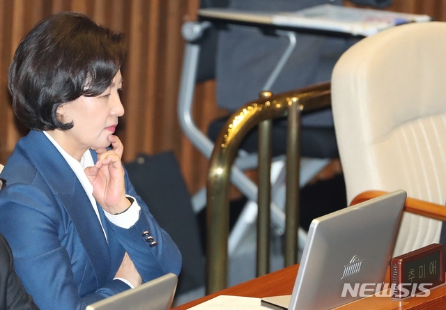 법무부 장관 인사청문회를 받고 있는 추미애 법무부 장관 후보자가 지난 30일 오후 서울 여의도 국회 본회의장에서 '고위공직자범죄수사처 설치법안(일명 공수처법)'에 대해 투표하기 위해 자리하고 있다.