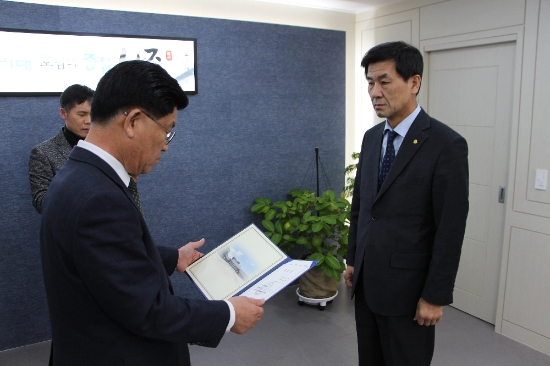 강인규 나주시장은 31일 박봉순 신임 부시장에게 임용장을 전달했다./사진=나주시