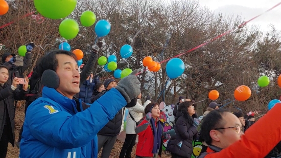 박시종 광주광산을 예비후보가 1일 어등산에서 광산구민, 광주시민들과 해맞이 행사에 참여했다.