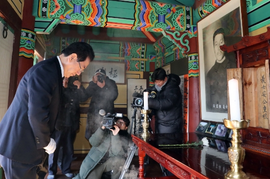 김영록 전남도지사가 1일 오전 현충탑을 참배하고, 김대중공원과 안중근의사 영정(장흥 해동사)에 헌화·분향하고 있다./사진=전라남도