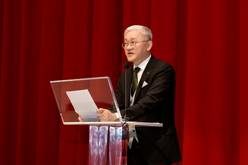 2일 아모레퍼시픽 본사에서 2020년 시무식이 진행된 가운데, 아모레퍼시픽그룹 서경배 회장이 신년사를 하고 있다.