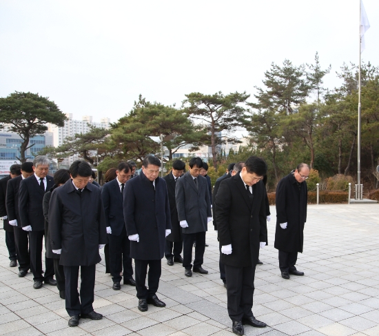 장석웅 교육감과 전남교육청 간부들이 신년 목포 부흥산 현충탑에서 참배를 하고 있다./사진=도교육청