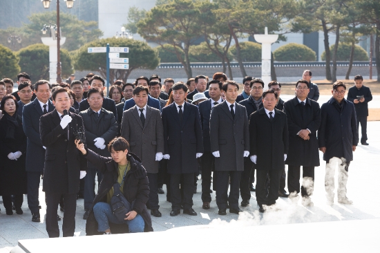 박시종 예비후보(앞줄 오른쪽 두번째)가 송갑석 시당위원장을 비롯하여 더불어민주당 자치단체장, 시·구의원, 2020년 총선 예비후보, 당원, 당직자들과 함께 2일 광주 북구 운정동 국립5.18민주묘지를 찾아 참배하고 있다.