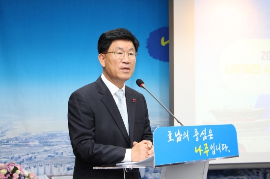 강인규 전라남도 나주시장은 2일 오전 시청 이화실에서 신년 기자회견을 가졌다./사진=나주시
