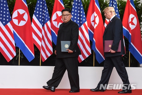 김정은 북한 국무위원장(왼쪽)과 도널드 트럼프 미 대통령