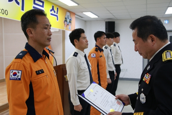 전라남도소방본부는 지난 3일 현장 활동 소방관 3명에게 ‘2019년 올해의 영웅소방관’ 호칭 부여와 도지사 표창을 수여했다./사진=전라남도