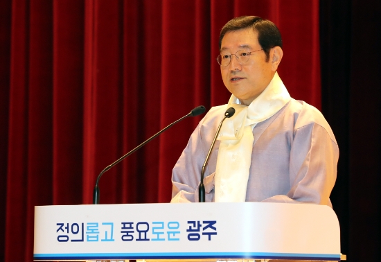 이용섭 광주광역시장이 3일 오전 시청 대회의실에서 열린 2020년 시무식에 참석해 신년사를 하고 있다./사진=광주광역시
