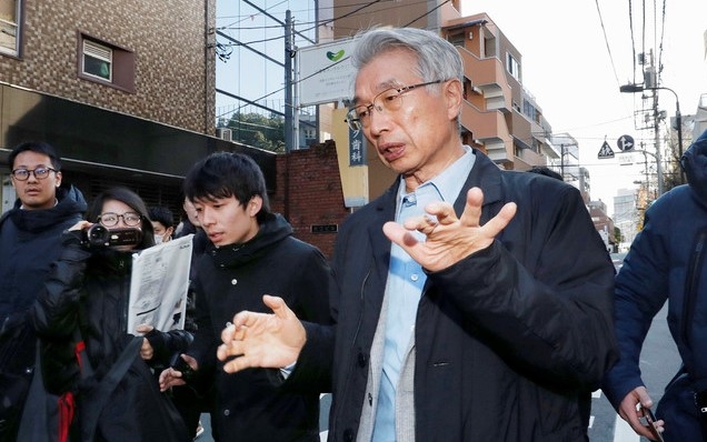 카를로스 곤 전 닛산 회장의 변호인인 히로나카 준이치로 변호사가 도쿄 자신의 사무실로 향하며 기자들에게 발언하고 있다.