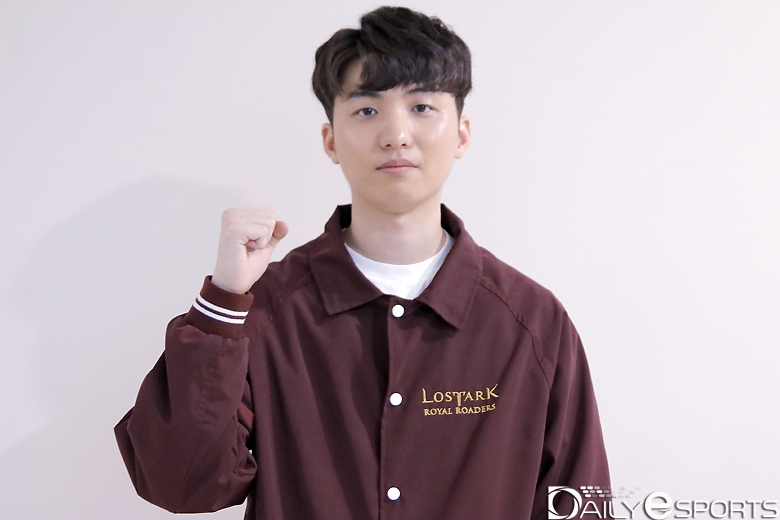 은신넬라없어요의 '럭키' 송현탁.