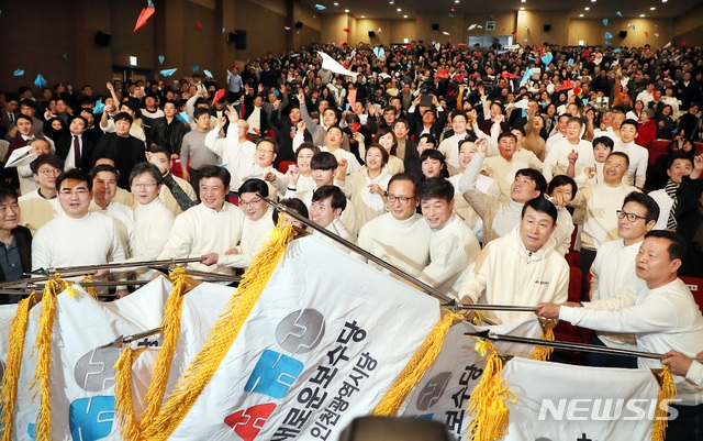 새로운보수당 창당 후 첫 행보…천안함 희생자 참배