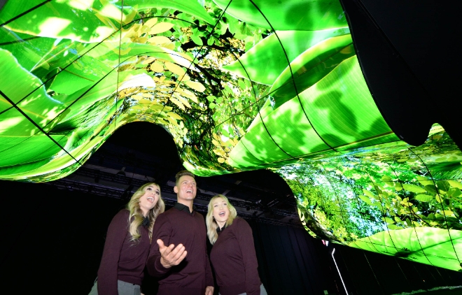 (사진설명=LG전자)LG전자가 현지시간 7일부터 美 라스베이거스에서 열리는 CES 2020 전시회에 참가한다. LG전자는 부스 입구에 올레드 플렉서블 사이니지 200여 장을 이어 붙여 만든 '새로운 물결(New Wave)'이라는 이름의 조형물을 연출하고 관람객들의 이목을 집중시킨다. LG전자 모델들이 LG전자 전시관 입구에 마련된 올레드 조형물을 소개하고 있다.