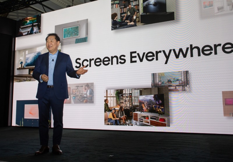 삼성전자 영상디스플레이 사업부장 한종희 사장이 삼성의 ‘스크린 에브리웨어(Screens Everywhere)’ 비전을 발표하고 있다./사진=삼성전제 제공