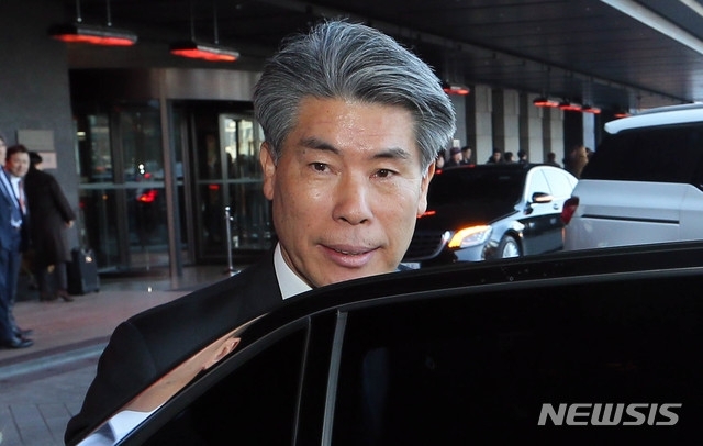 (사진=뉴시스) 윤종원 신임 기업은행장이 3일 오후 서울 중구 신라호텔에서 열린 2020년 범금융 신년인사회 도중 행사장을 빠져 나가고 있다