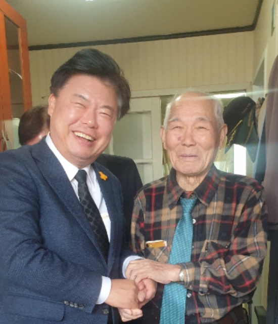 이석형 더민주 광주광산(갑) 국회의원 예비후보가 6일 강제징용 피해자 이춘식(96) 옹을 예방했다.