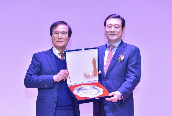 이용섭 광주광역시장이 6일 오후 광주이노비즈센터 2층 대강당에서 열린 '광주·전남경제단체연합회 2020년 신년인사회'에 참석해 나기수 회장으로부터 감사패를 전달받고 있다./사진=광주광역시