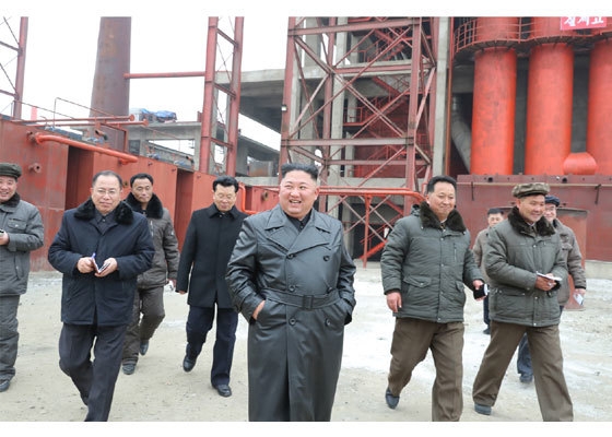 지난해 연말 노동당 중앙위원회 전원회의에서 '정면돌파전'을 선언한 김정은 북한 국무위원장이 첫 행보로 순천린비료공장 건설현장을 시찰했다.