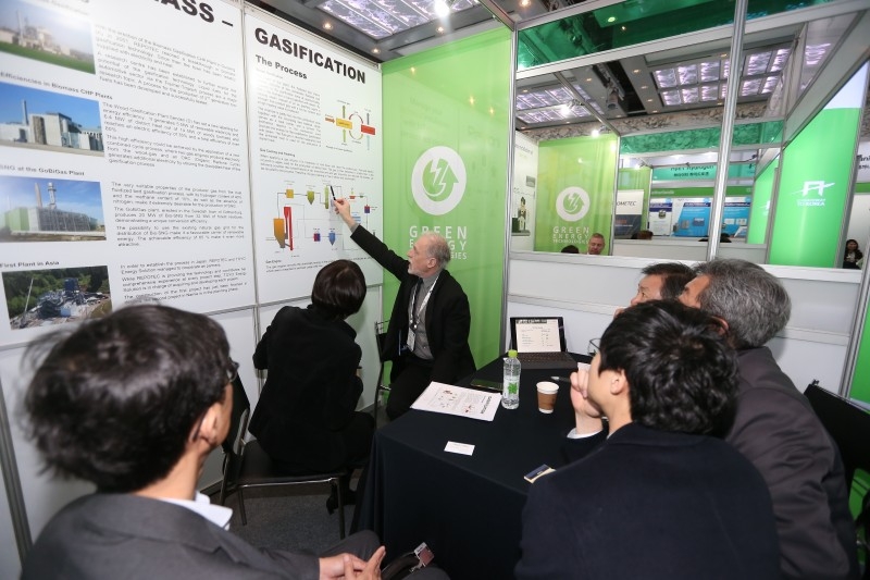 2019년 열린 EU 그린에너지 전시상담회에서 유럽 기업과 국내 기업이 비즈니스 상담을 진행하고 있다