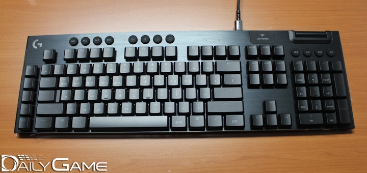 유선 케이블을 연결해 충전이 가능하다. 한 번의 충전으로 한 달 이상 사용할 수 있을 정도로 충분한 사용시간을 제공한다.