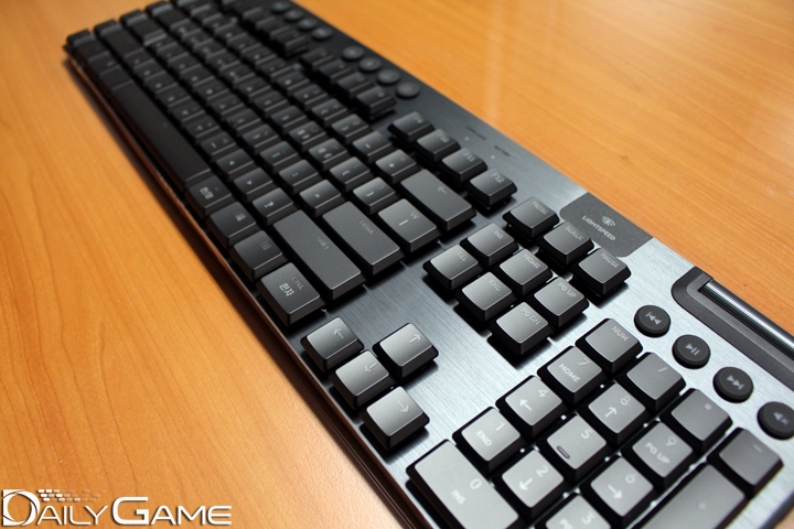 다양한 게임 단축키와 멀티미디어 추가 키를 제공한다. 우측 상단의 조그 셔틀은 게임 도중 사운드 볼륨 조절에 이용할 수 있어 편리하다.