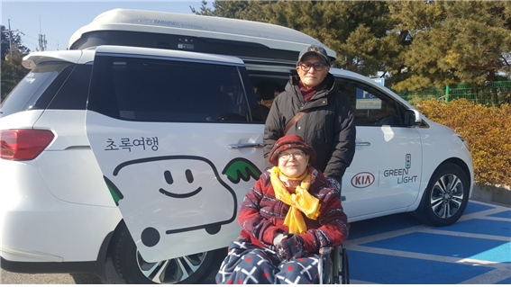 기아자동차 초록여행 이벤트를 통해 고향에 다녀온 가족의 기념촬영 모습