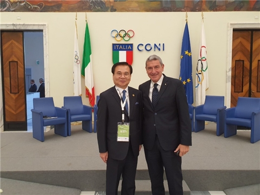 작년 10월 CSIT 총회에서 대한직장인체육회 어명수 회장과 CSIT 브루노 몰레아 회장 사진=대한직장인체육회