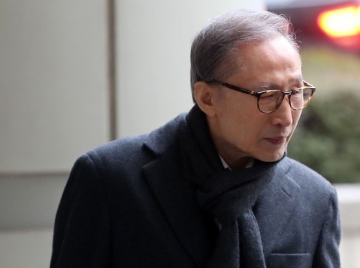 다스 자금 횡령과 뇌물수수 의혹을 받고 있는 이명박 전 대통령이 지난 8일 오후 서울 서초구 서울고등법원에서 열린 특정범죄가중처벌법상 뇌물 등 항소심 결심공판에 출석하고 있다.