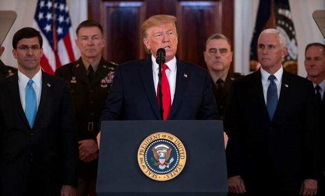 도널드 트럼프 미국 대통령(가운데)이 8일(현지시간) 백악관에서 이란의 이라크 주재 미군 기지 미사일 공격에 관해 대국민연설을 하고 있다.