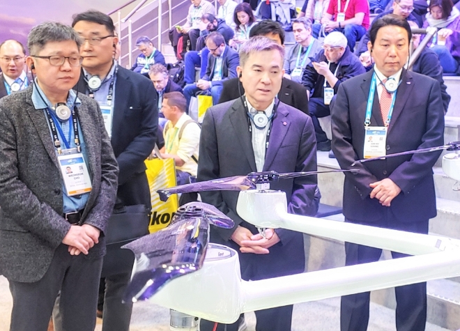 (사진=LG유플러스) 하현회 LG유플러스 부회장이 ‘CES 2020’ 사우스홀(south Hall)에 위치한 두산 공동관을 방문, 모빌리티 이노베이션(Mobility Innovation) 전시물을 살펴보고 있는 모습.