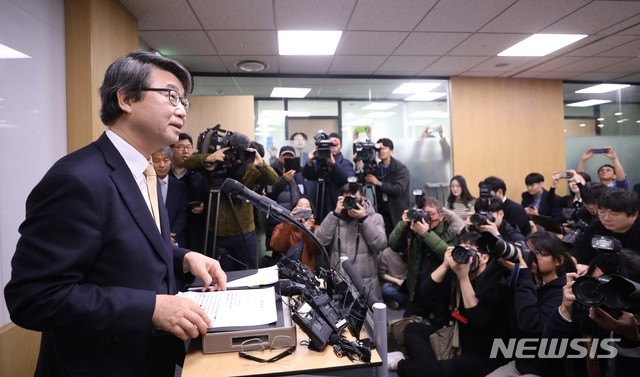 (사진=뉴시스)김지형 전 대법관(현 지평 대표변호사)이 9일 서울 서대문구 미근동 법무법인 지평 사무실에서 삼성 준법감시위원회 초대 위원장 수락 배경 및 위원회 구성 운영방향에 대한 간담회를 갖고 있다.