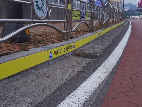 어린이보호구역 내 도로경계석 시트지 부착 모습/사진=화순군