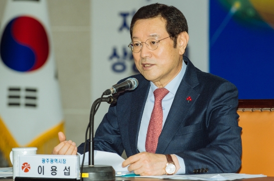 이용섭 광주광역시장이 9일 오전 시청 3층 중회의실에서 열린 제4차 광주광역시·자치구 상생회의 참석해 회의를 주재하고 있다./사진=광주광역시