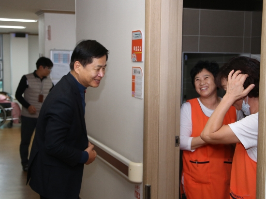 장석웅 전남도교육감이 9일 순천시 송광실버하우스를 방문해 시설 관계자를 격려했다./사진=도교육청