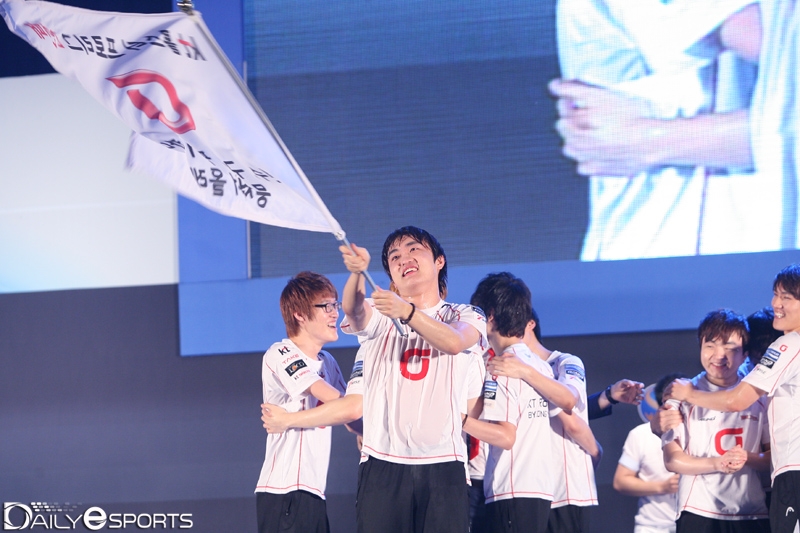 프로리그 2년 연속 우승을 차지한 kt 롤스터 이영호가 팀깃발을 흔들었다.