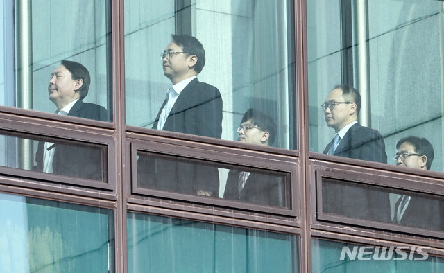 윤석열 검찰총장을 비롯한 부장검사들이 지난 10일 서울 서초구 대검찰청에서 점심식사를 위해 구내식당으로 이동하고 있다.