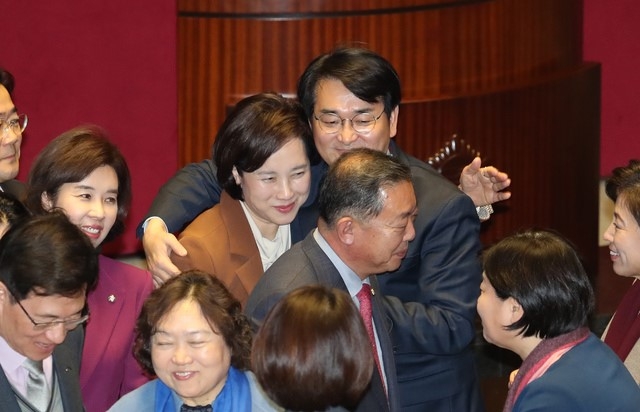 유은혜 사회부총리 겸 교육부 장관과 더불어민주당 박용진 의원 등이 13일 서울 여의도 국회에서 열린 제375회국회(임시회) 제1차 본회의에서 '유치원 3법'이 통과되자 기뻐하고 있다.