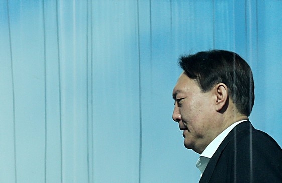 윤석열 검찰총장이 13일 오전 서울 서초구 대검찰청 구내식당으로 점심식사를 위해 이동하고 있다.