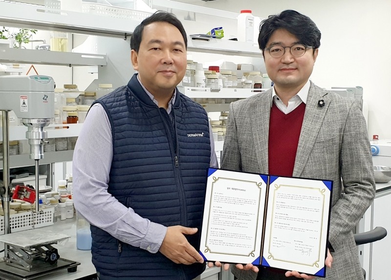 왼쪽부터 더마펌 차훈 대표, 엠엘비코스메틱 유병영 대표