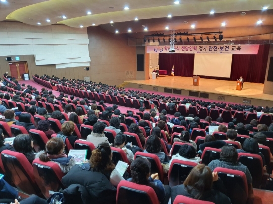 전라남도교육청은 14일 화순 하니움 문화스포츠센터에서 학교급식 전담인력 산업안전보건교육을 실시했다./사진=도교육청