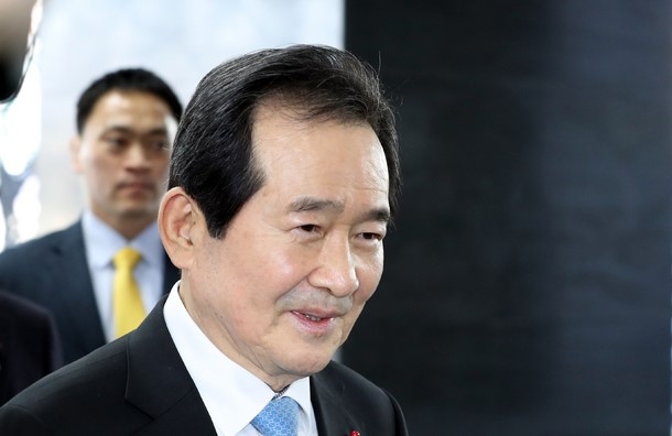 정세균 신임 국무총리가 14일 오후 서울 종로구 정부서울청사에 들어서고 있다.