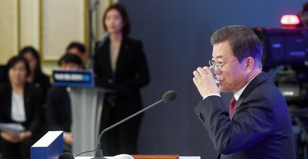 문재인 대통령이 14일 청와대 영빈관에서 열린 2020 대통령 신년 기자회견을 끝내며 물을 마시고 있다.