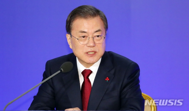 문재인 대통령이 14일 청와대 영빈관에서 열린 2020 대통령 신년기자회견에 참석해 취재진의 질문에 답변하고 있다.