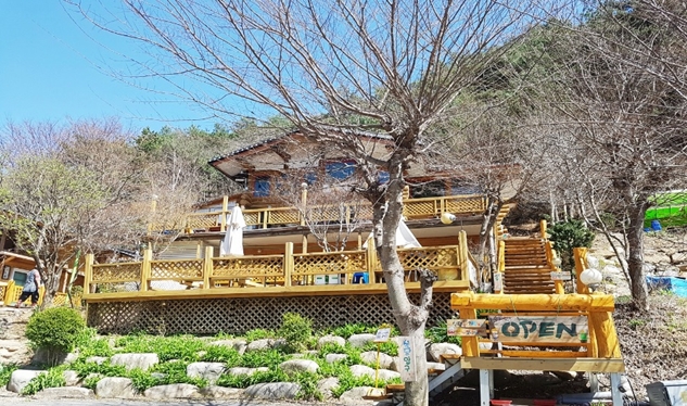 고소한 훈제오리와 향긋한 곤드레밥이 맛있는, 영월 한정식 맛집 ‘동강의 아침’