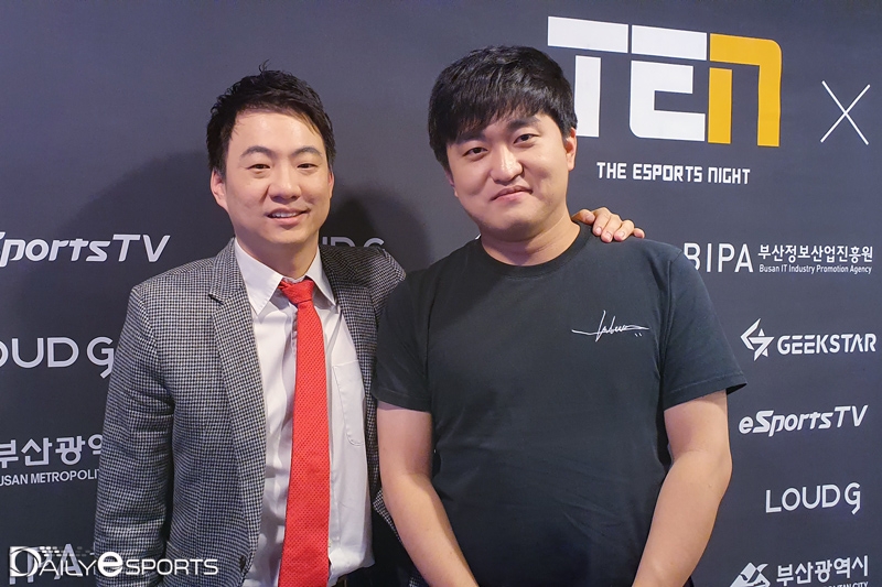 TEN 매치업에서 승리한 이지훈 전 kt 롤스터 감독(왼쪽)과 이영호.