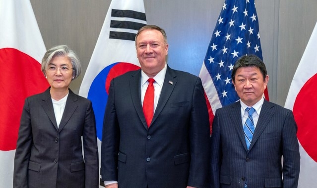 강경화(왼쪽부터) 외교부 장관과 마이크 폼페이오 미국 국무부 장관, 모테기 도시미쓰 일본 외무상이 14일(현지시각) 미국 캘리포니아 팰로앨토에서 열린 한·미·일 외교장관회담에서 기념촬영을 하고 있다.