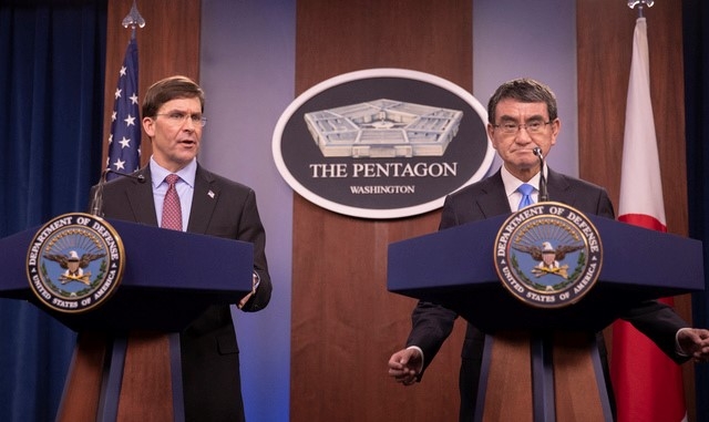 마크 에스퍼 미국 국방장관(왼쪽)과 고노 다로 일본 방위상이 14일(현지시간) 워싱턴 펜타곤에서 회담 후 공동기자회견을 갖고 있다.