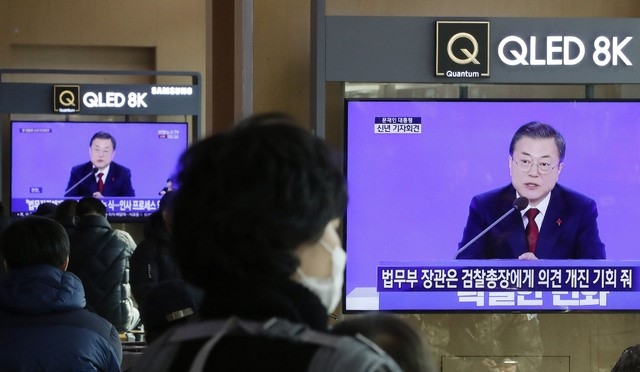  시민들이 14일 서울 용산구 서울역에서 문재인 대통령의 신년 기자회견을 시청하고 있다. 