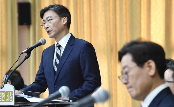 이국종 아주대 교수가 지난해 10월18일 오후 경기 수원시 팔달구 경기도청 제1회의실에서 열린 국회 행정안전위원회의 경기도에 대한 국정감사에서 의원 질의에 답변하고 있다.