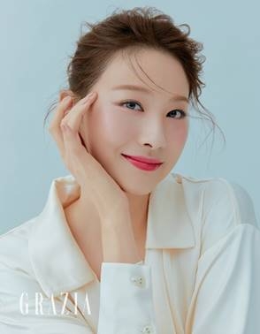 배우 유인영, 로레알파리 브릴리언트 시그니처로 완성한 ‘스윗 핑크룩’