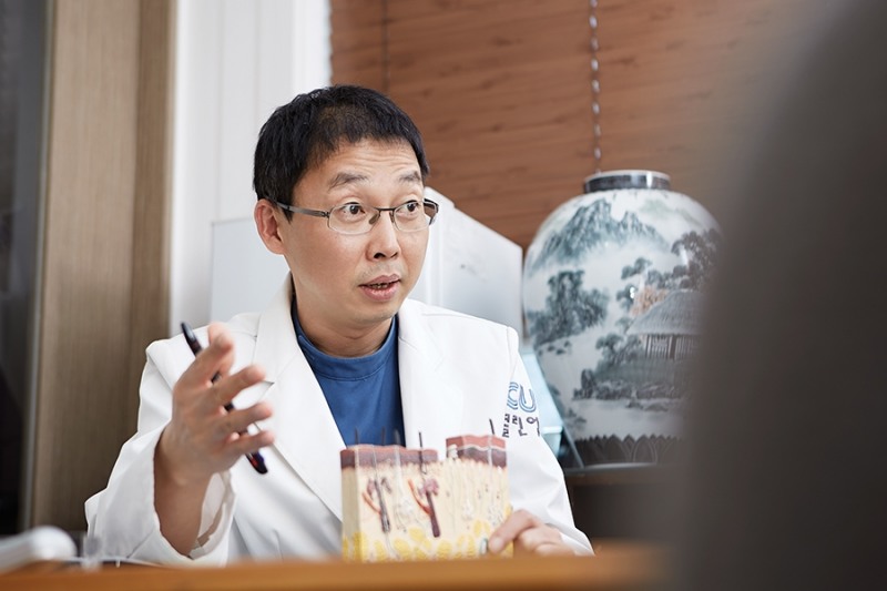 사진:CU클린업피부과 삼성점 김희중 원장