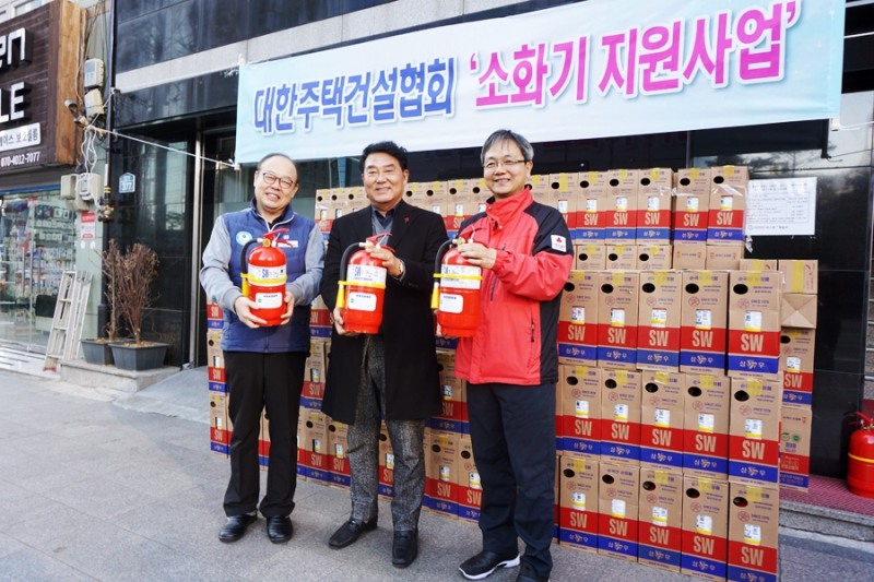 대한주택건설협회 박재홍 회장(가운데)과 따스한채움터 박광빈 소장(왼쪽), 서울 사랑의열매 김용희 사무처장(오른쪽)이 전달식 기념촬영을 하고 있다.